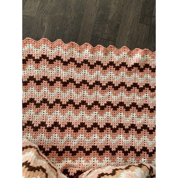 Vintage HANDMADE CROCHETED AFGAN‎ 70" X 55" CHEVRON PATTERN Peach Pink Brown - Picture 8 of 9